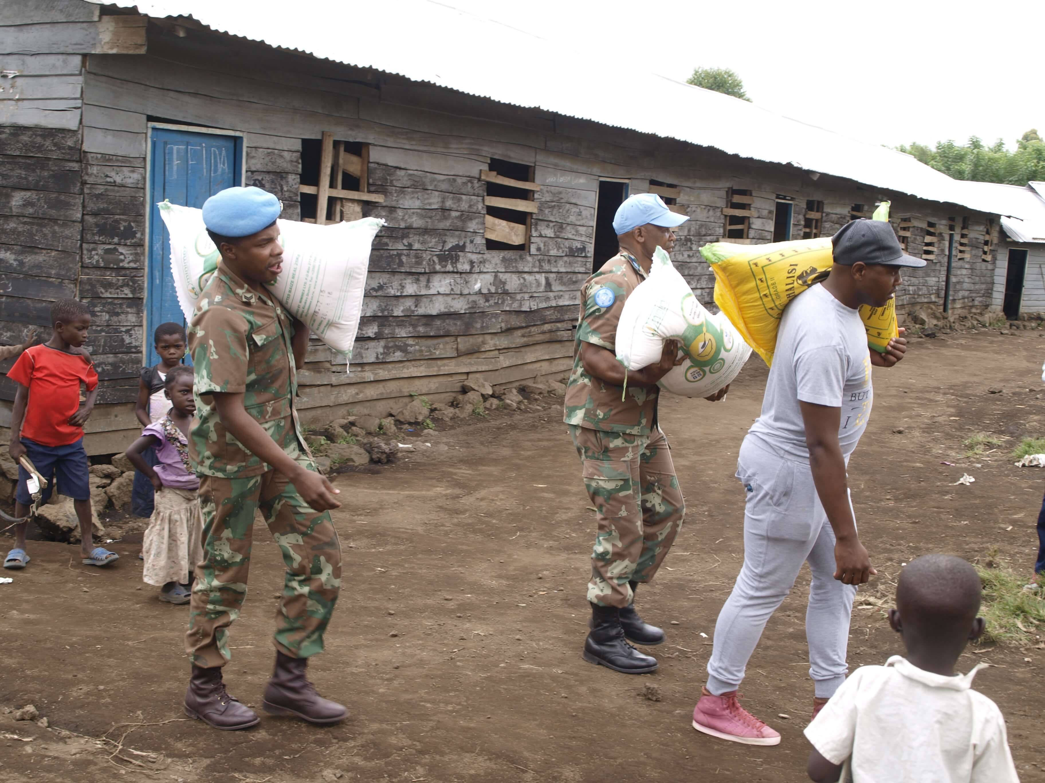 The South African contingent of MONUSCO provides food supplies to a school. © MONUSCU Photo's/Flickr