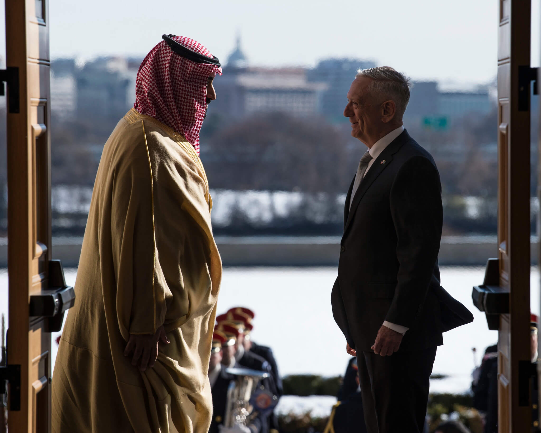 Aarts-De Saoedische kroonprins Mohammed bin Salman met de toenmalige Amerikaanse minister James Mattis in Washington, 2018. © US Secretary of Defense - Flickr 