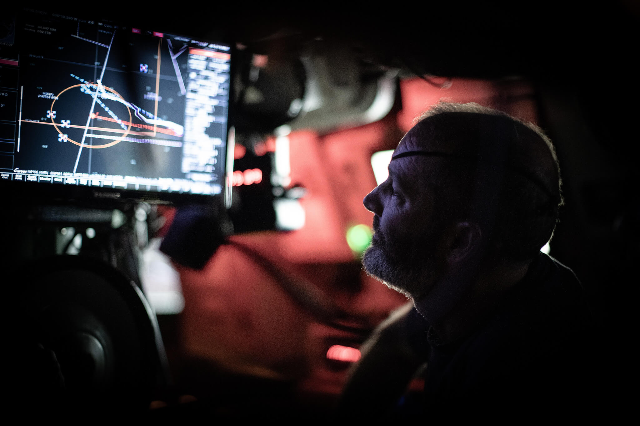 A Lieutenant Commander monitors a Spanish submarine during NATO exercise Dynamic Mariner. © NATO / Flickr