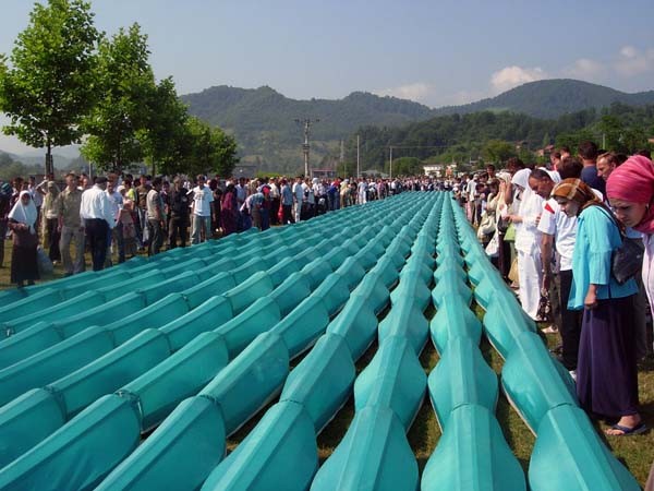Begrafenis van 505 geïdentificeerde slachtoffers in Potočari, 11 juli 2006. Wikimediacommons