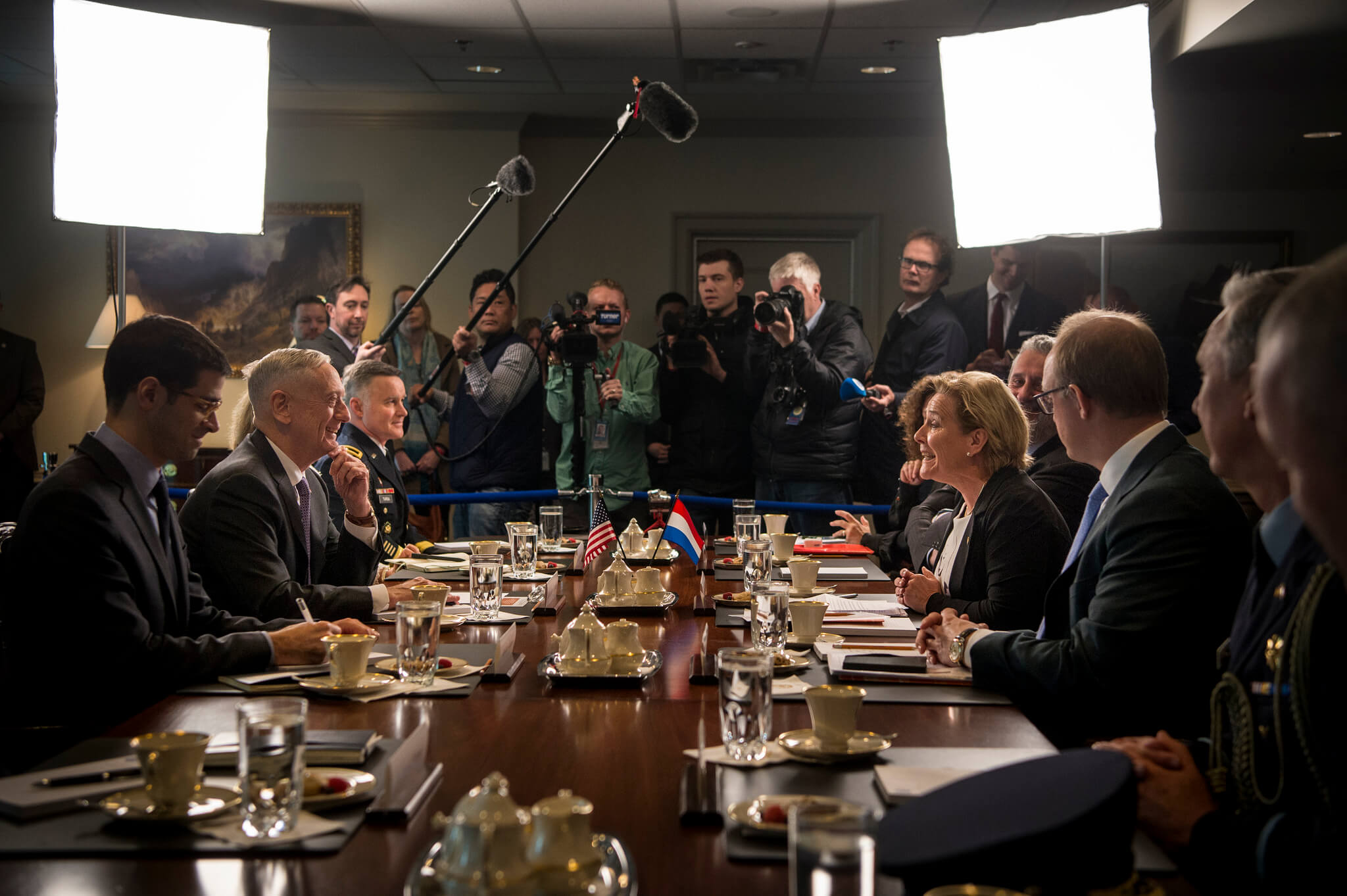 Minister van Defensie Ank Bijleveld spreekt in april 2018 met haar toenmalige Amerikaanse collega James Mattis in het Pentagon - US Secretary of Defense - Flickr
