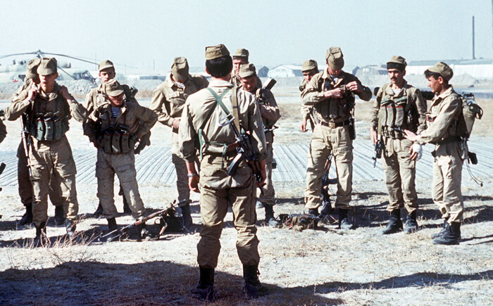 DeJong-foto-Een Spetsnazeenheid van de GROe bereidt zich voor op een helikoptermissie op de luchthaven Kabul in Afghanistan in 1988 bron Michail Jevstafjev
