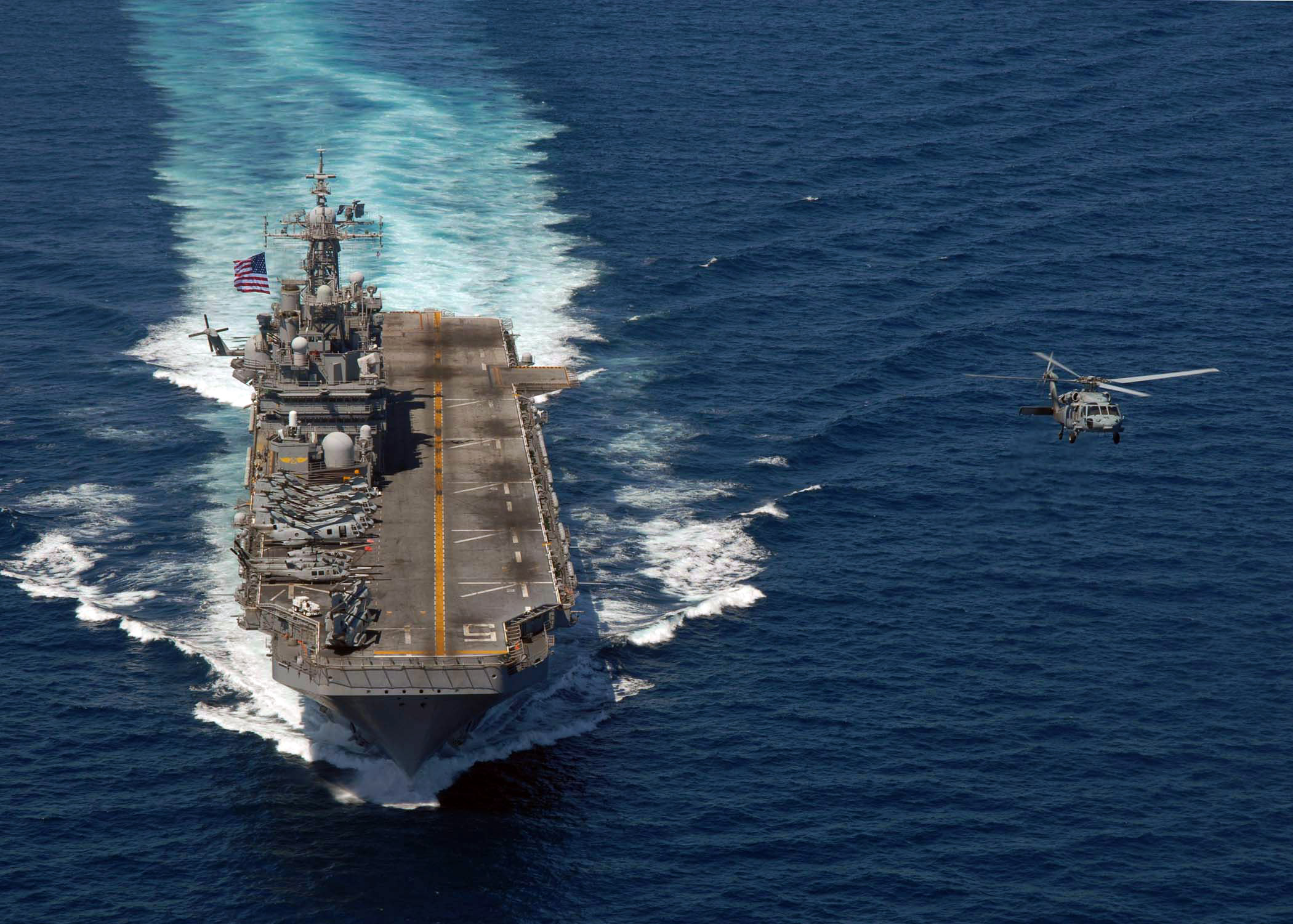 Het Amerikaanse marineschip de USS Peleliu in de Zuid-Chinese Zee. De uiteenlopende interpretaties van de Exclusieve Economische Zone vormen een terugkerende bron van conflict tussen de Amerikaanse en Chinese marine. Bron: Wikimedia