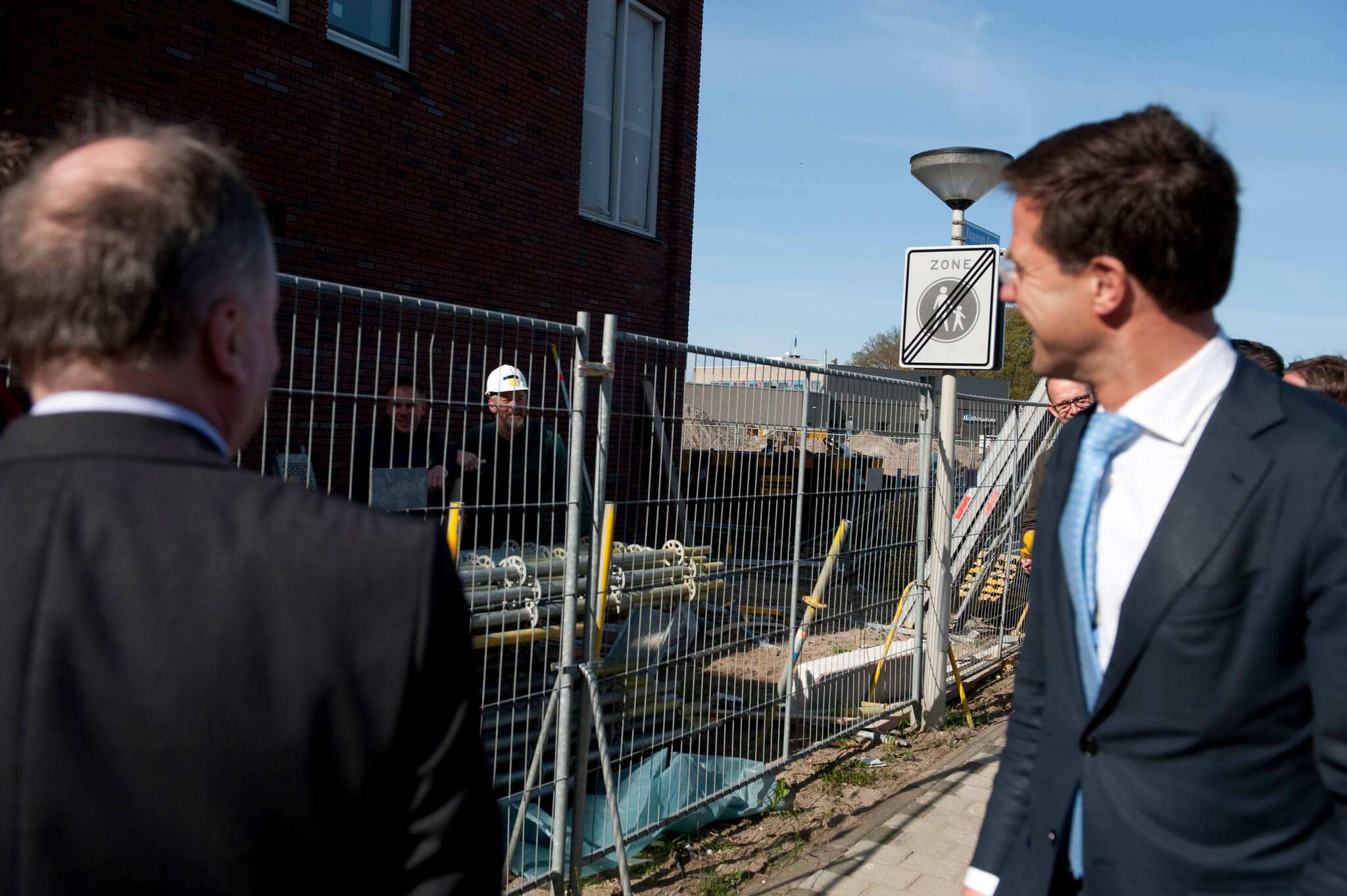 Geling - Minister-president Rutte spreekt in 2011 in Doetinchem met de bouwvakkers die werken aan een nieuwe woonwijk. Minister-president Rutte - Flickr