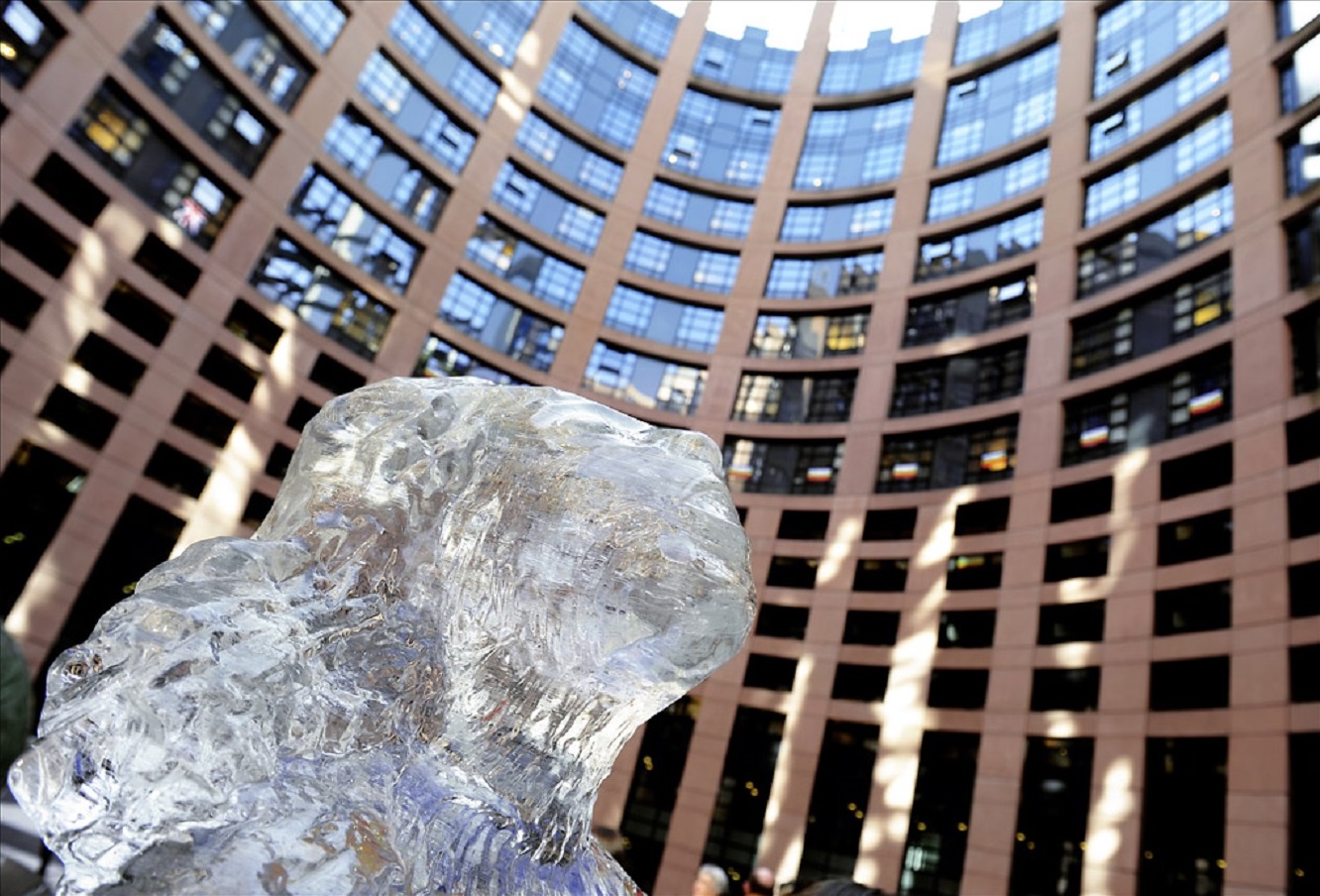 Smeltend ijssculptuur bij het Europees Parlement in 2009 als protest tegen de opwarming van de aarde. © Europees Parlement