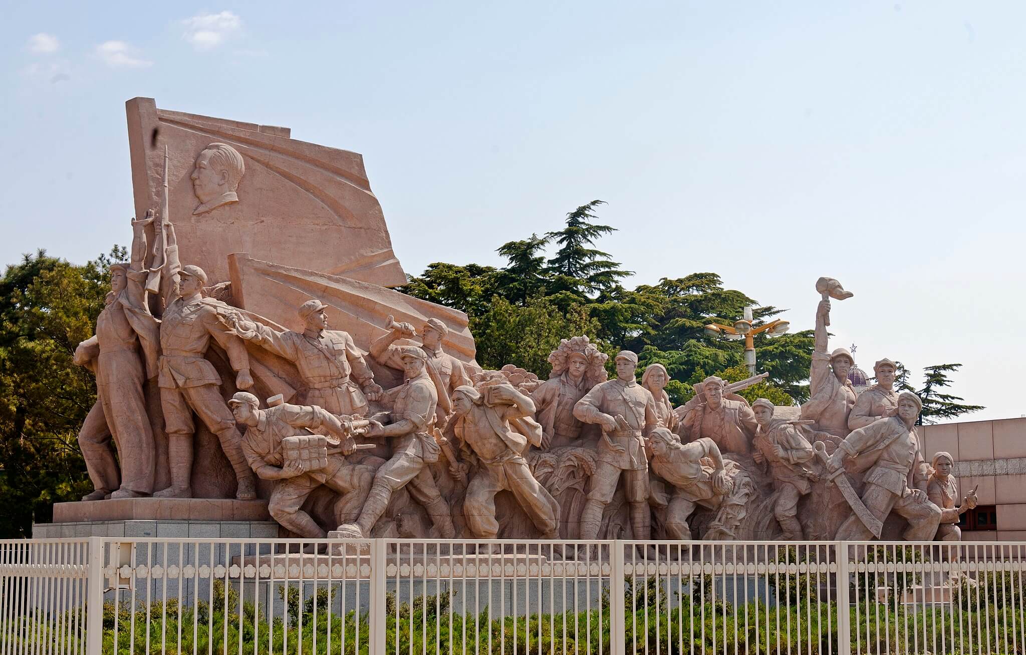 Sculptuur van vechtende soldaten bij de ingang van het Mausoleum van Mao Zedong, Tiananmen Square, Beijing. © Daniel Case, 2014 / Wikimedia Commons