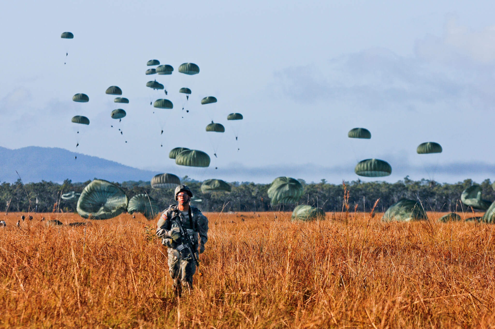 Paratroopers during a joint Australia and US military exercise. © DVIDSHUB / Flickr