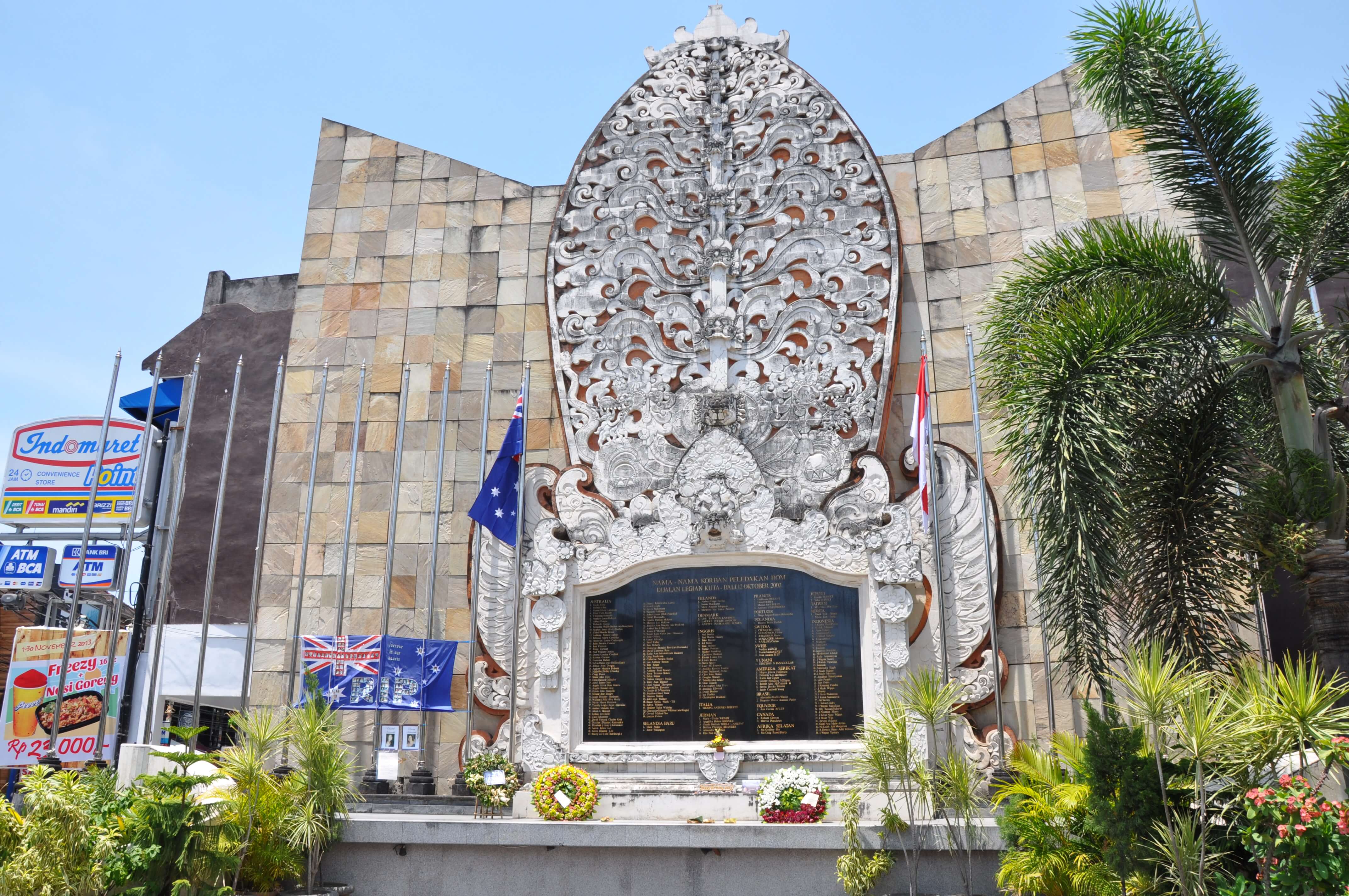 A memorial to commemorate the victims of the Bali bombing in 2002. © Jorge Láscar / Flickr 