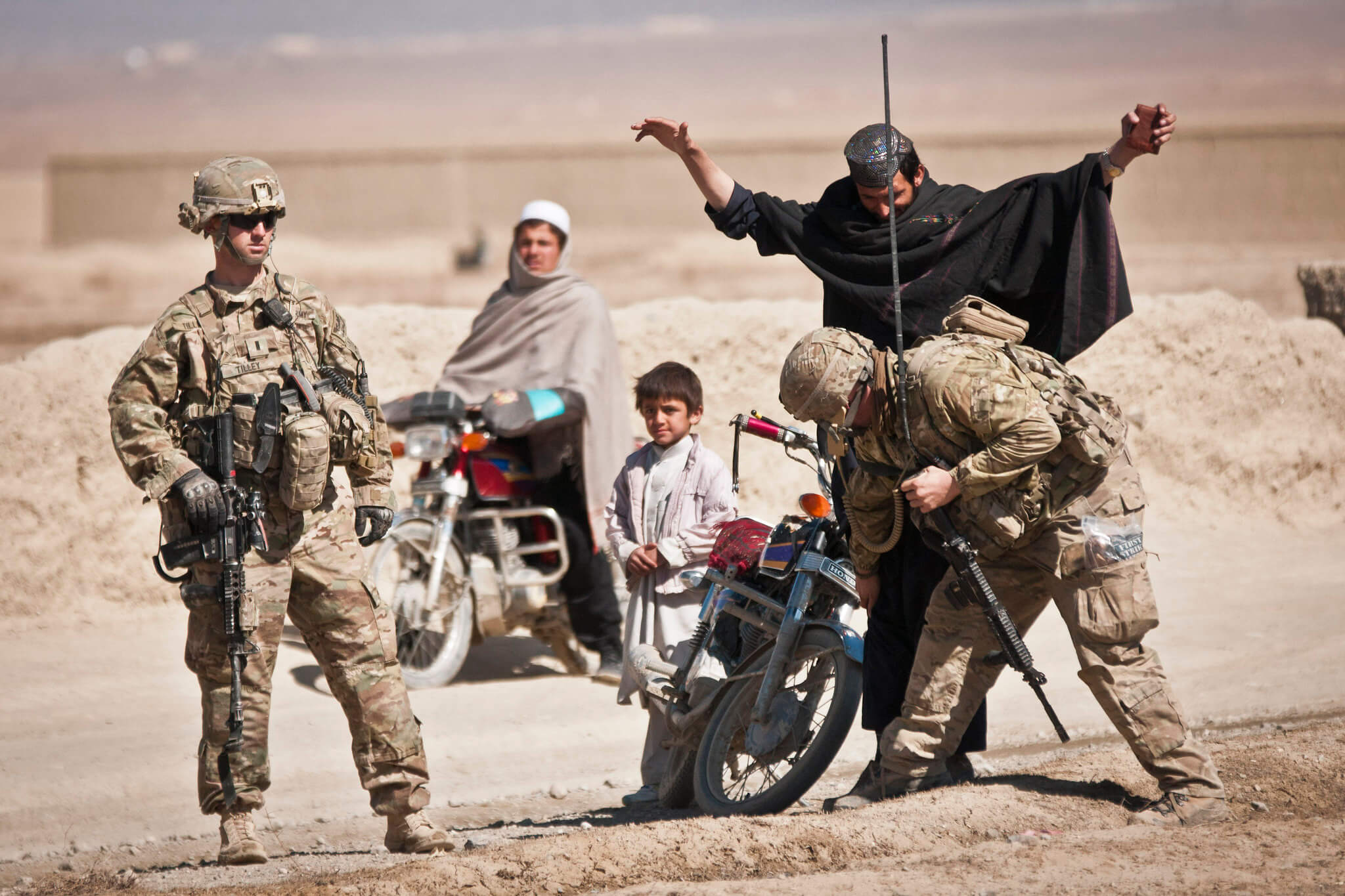 Kamminga - Amerikaanse militairen controleren Afghanen bij een checkpoint in Yosef Khel, in provincie Paktika, 2012. DVIDSHUB - Flickr