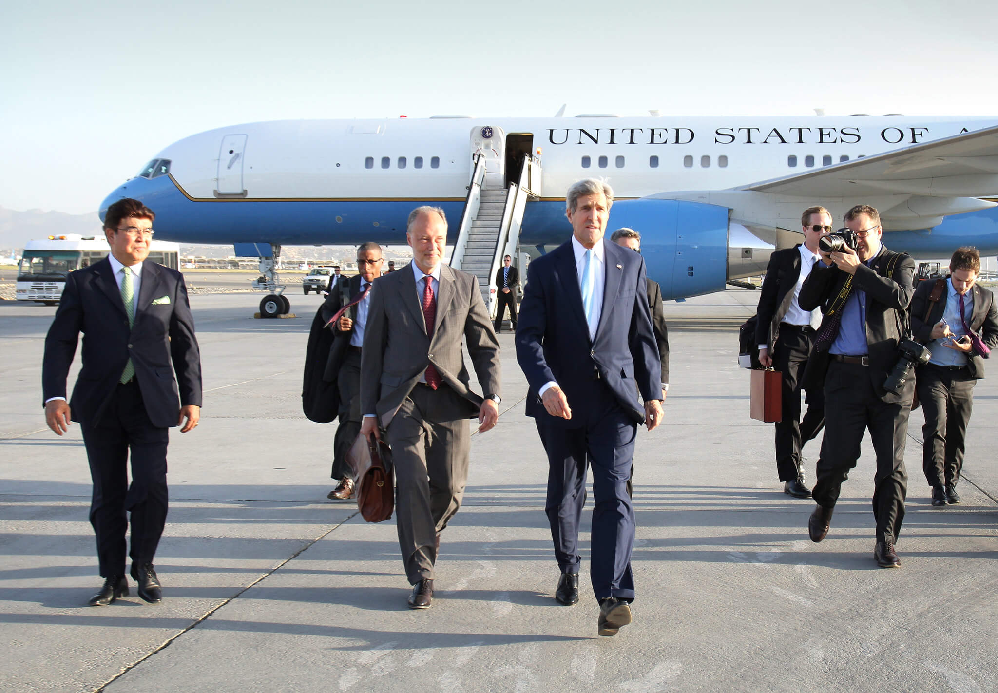 United States Secretary of State John Kerry arrives in Kabul to meet with Abdullah Abdullah, Ashraf Ghani and Hamid Karzai in august 2014. ©US embassy of Kabul, Afghanistan/Flickr