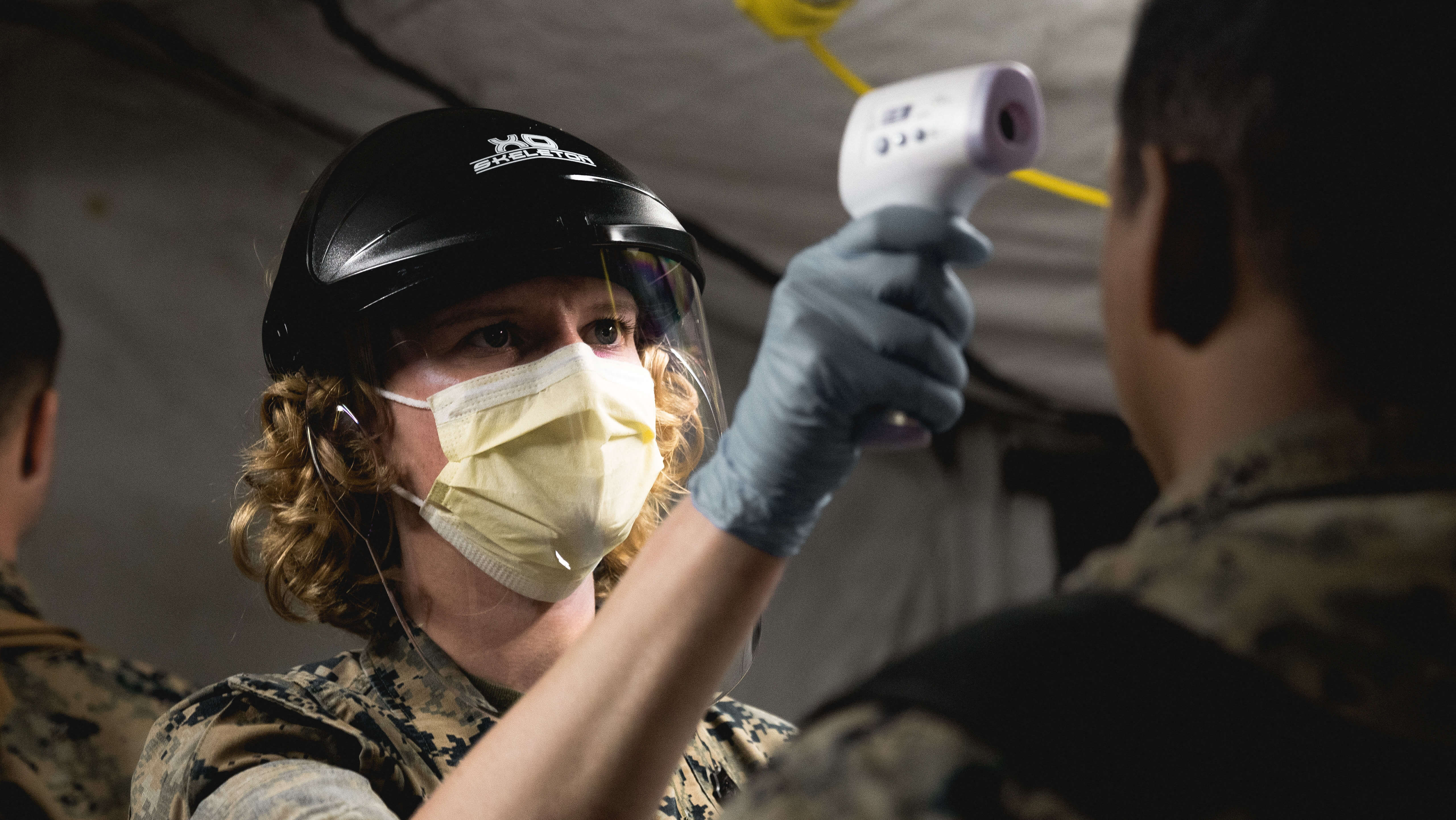 A Hospital Corpsman pre-screens Marines for the coronavirus disease. © Official U.S. Navy Page / Flickr