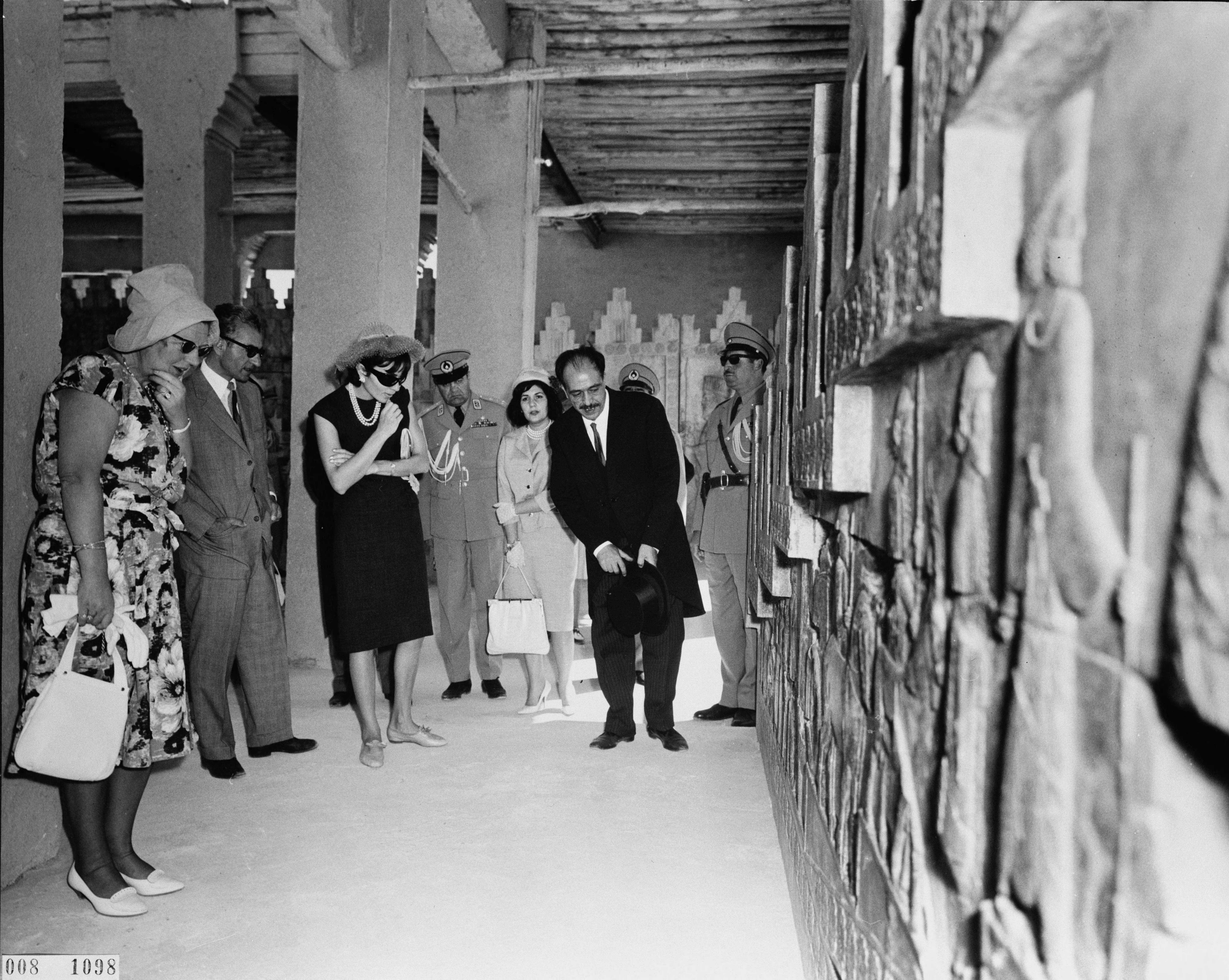 Koningin Juliana tijdens haar staatsbezoek aan Perzië in 1963 met sjah Mohammad Reza Pahlavi en zijn vrouw Farah Diba. © Rijksvoorlichtingsdienst (RVD)
