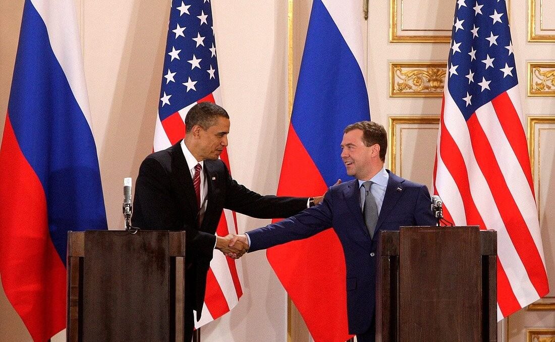Toenmalige presidenten Barack Obama en Dmitry Medvedev van respectievelijk de VS en Rusland, ondertekenen in 2010 het verdrag van Praag (New START). ©Wikimedia