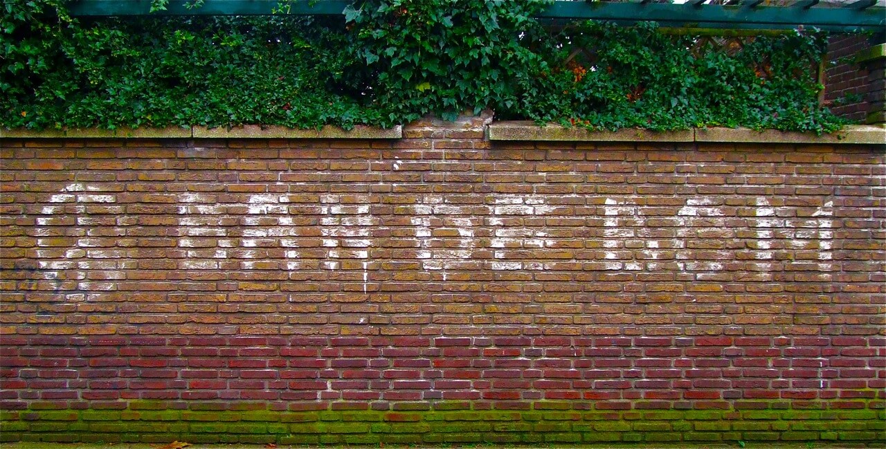 Restanten van protesten tegen nucleaire wapens (een muur in Den Haag). ©Flickr/Roel Wijnants
