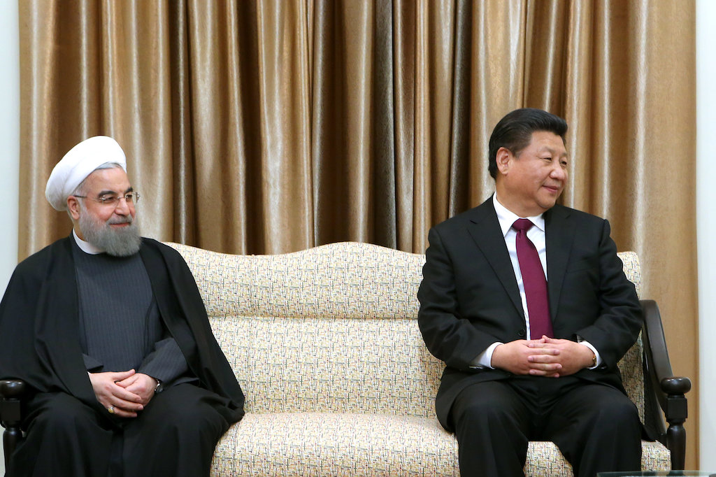 Chinese President Xi Jinping and Iranian President Hassan Rouhani meet with Ali Kamenei, January 2016. © Wikimedia Commons / Official website of Ali Khamenei