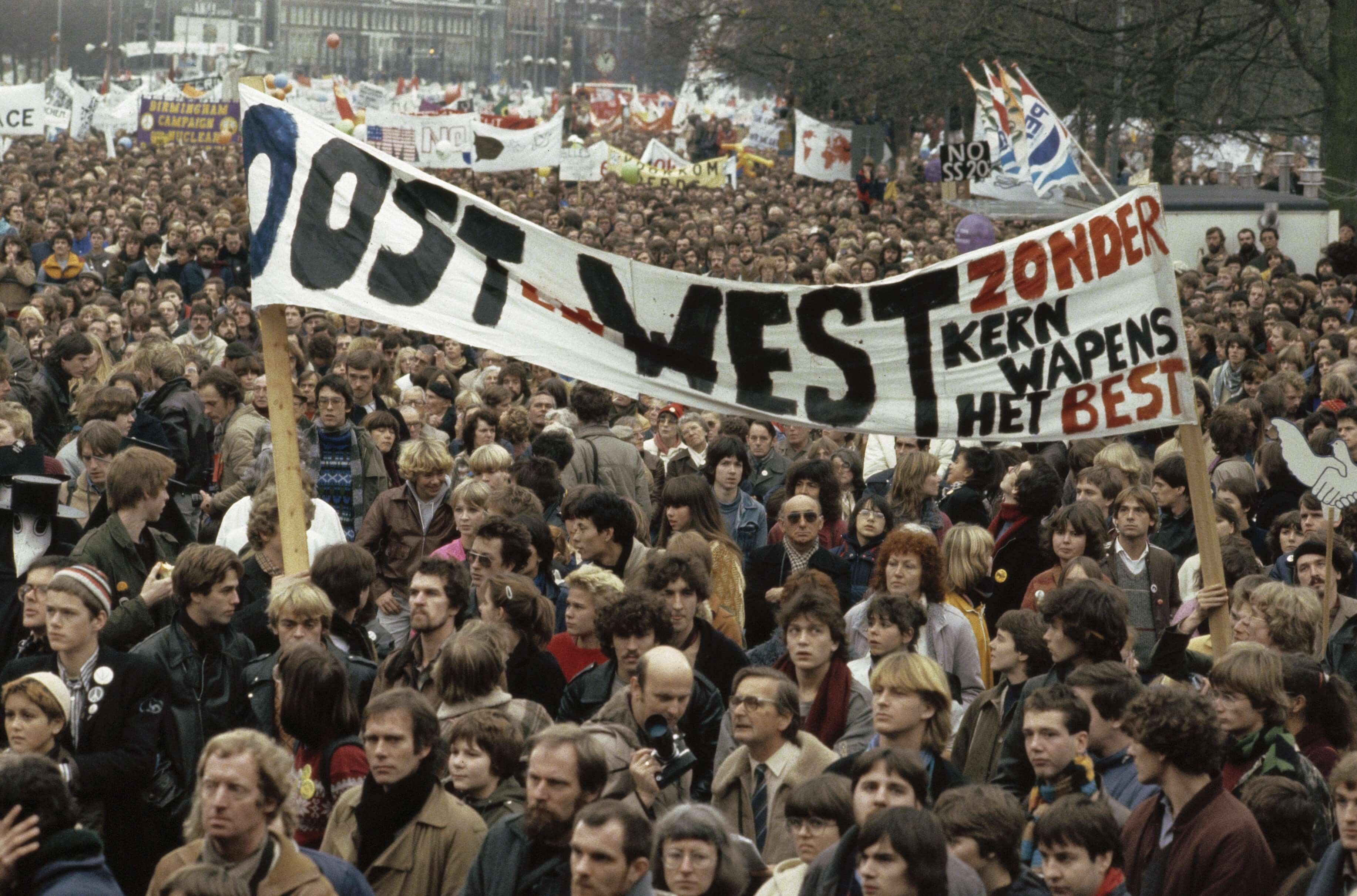 Protest in Amsterdam against the nuclear arms race between the US and the Soviet Union. © Rob Bogaerts