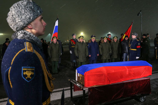 Het lichaam van de Russische piloot komt aan in Moskou.