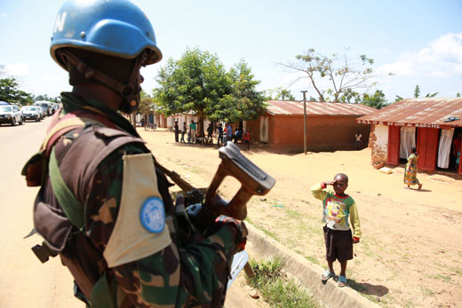 Congolees jongetje salueert een MONUSCO-soldaat