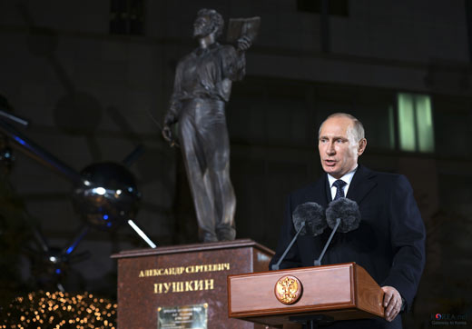 President Poetin onthult een standbeeld