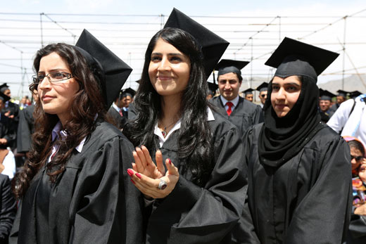 Afghaanse vrouwen tijdens hun afstudeerceremonie 