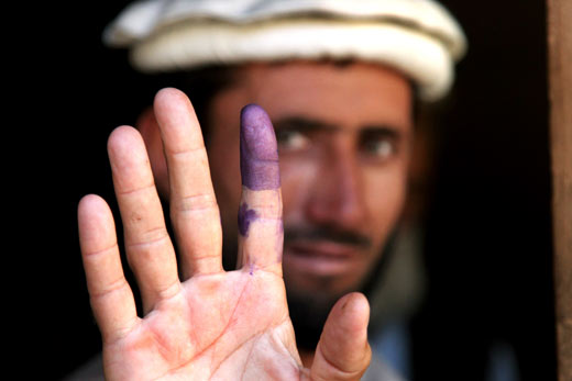 Een Afghaanse man laat de inkt op zijn vinger zien 