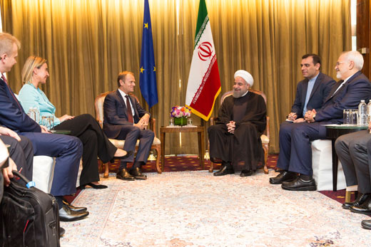 President Hassan Rouhani naast Donald Tusk