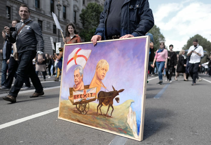 Een kunstwerk met daarop Nigel Farage en Boris Johnson tijdens een protest tegen de Brexit