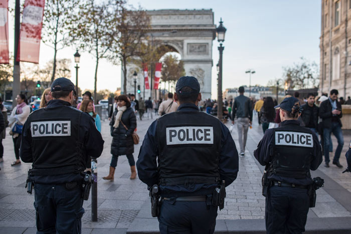 Franse politieagenten op de Champs Elysees na de aanslagen in november 2015. Onder invloed van een reeks van aanslagen en de oorlogssfeer waarvan het land daardoor bevangen is geraakt, heeft de Franse malaise zich verder verdiept.