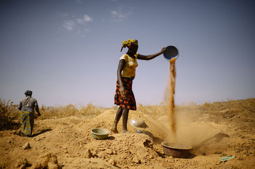Goudzoekers in Burkina Faso. De grootste hoeveelheden door de EU geïmporteerde metalen hebben een structureel hogere recycle-hoeveelheid van meer dan € 1 miljard, waaronder aluminium, koper, goud en ijzer.