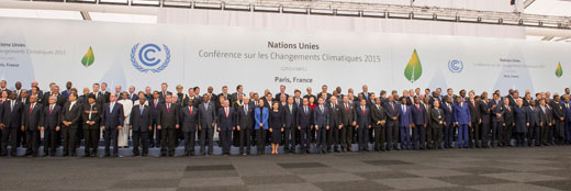 Groepsfoto tijdens de Klimaatconferentie in Parijs (30 november – 12 december 2015). De wens CO2-uitstoot te verminderen en meer gebruik te maken van hernieuwbare energie heeft echter ook een grote impact op de vraag naar grondstoffen.