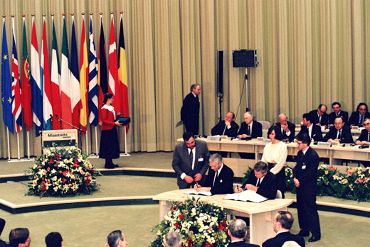 Hans van den Broek and Wim Kok ondertekenen het Verdrag van Maastricht in 1992. 