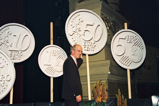 Gerrit Zalm presenteert in 1997 als minister van Financiën de euromunten.