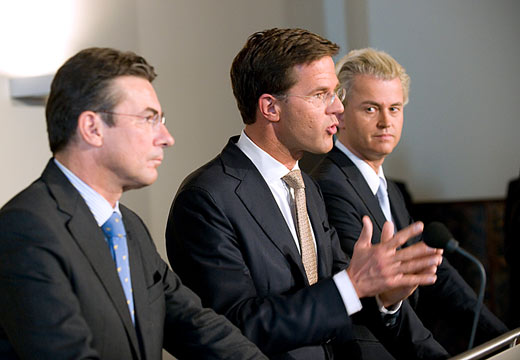 Toenmalig fractievoorzitters Mark Rutte (VVD), Maxime Verhagen (CDA) en Geert Wilders (PVV) presenteren in 2010 het regeer- en gedoogakkoord.