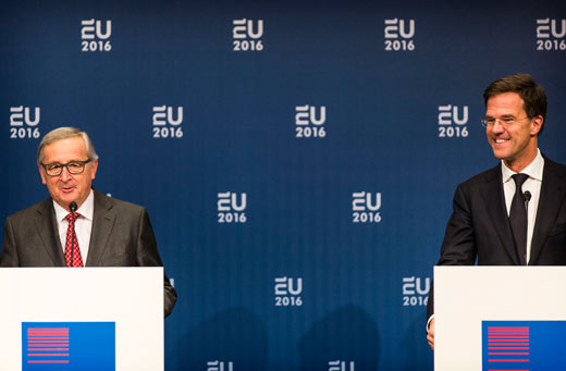 Minister-president Rutte spreekt samen met Europese Commissie-voorzitter Juncker tijdens het Nederlands EU-voorzitterschap in 2016.