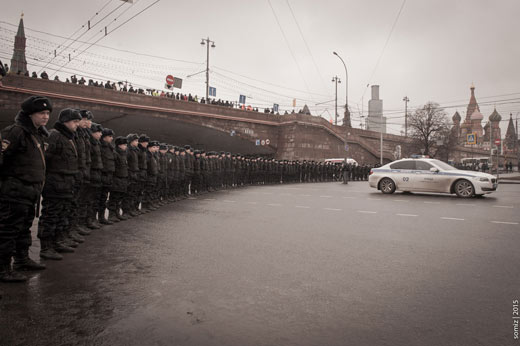 Russische politie tijdens een herdenking in 2015 van de vermoorde politicus Boris Nemtsov. 