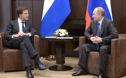Premier Rutte en president Poetin tijdens Olympische Spelen in Sochi, 2014. De Franse president Hollande en de Duitse bondskanselier Merkel bleven thuis.