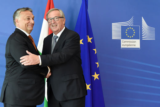 De Hongaarse premier Viktor Orbán samen met Commissie-voorzitter Jean-Claude Juncker in 2015. Ten aanzien van kwesties zoals bijvoorbeeld de maatregelen die de vrijheid van meningsuiting in Hongarije onder druk zetten, zal de houding van de EU gaan veranderen.  
