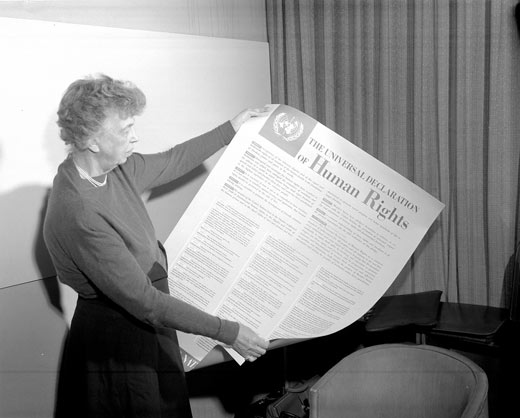 Eleanor Roosevelt met een poster van de Universele Verklaring van de Rechten van de Mens in 1949.  