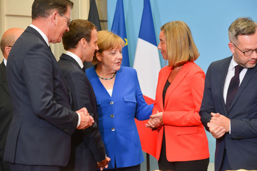 Federica Mogherini met Angela Merkel en Emmanuel Macron op een top vorig jaar in Parijs.