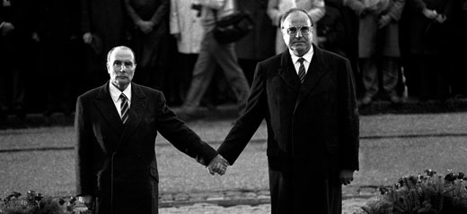Tijdens een verzoeningsplechtigheid op een begraafplaats nabij Verdun houden in september 1984 de toenmalige Franse president François Mitterrand en de West-Duitse bondskanselier Helmut Kohl elkaars hand vast.