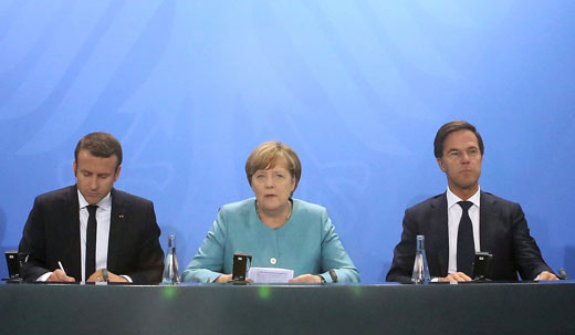 Emmanuel Macron, Angela Merkel en Mark Rutte. Nederland kan Merkel helpen om Macrons voorstellen te vertalen naar Duitse snit.