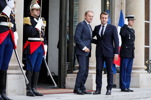 Voorzitter van de Europese Raad Donald Tusk en de Franse president Emmanuel Macron voor het Franse Elysée.