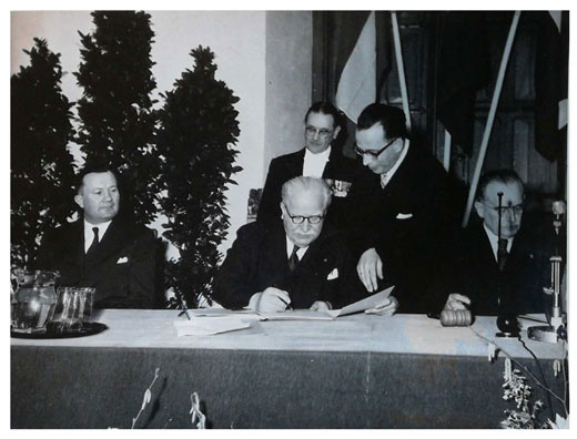 De officiële ondertekening van het Beneluxverdrag in Den Haag, 1958.
