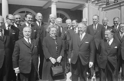 Koningin Juliana ontvangt in 1969 op Huis ten Bosch ministers die deelnemen aan de Beneluxconferentie.