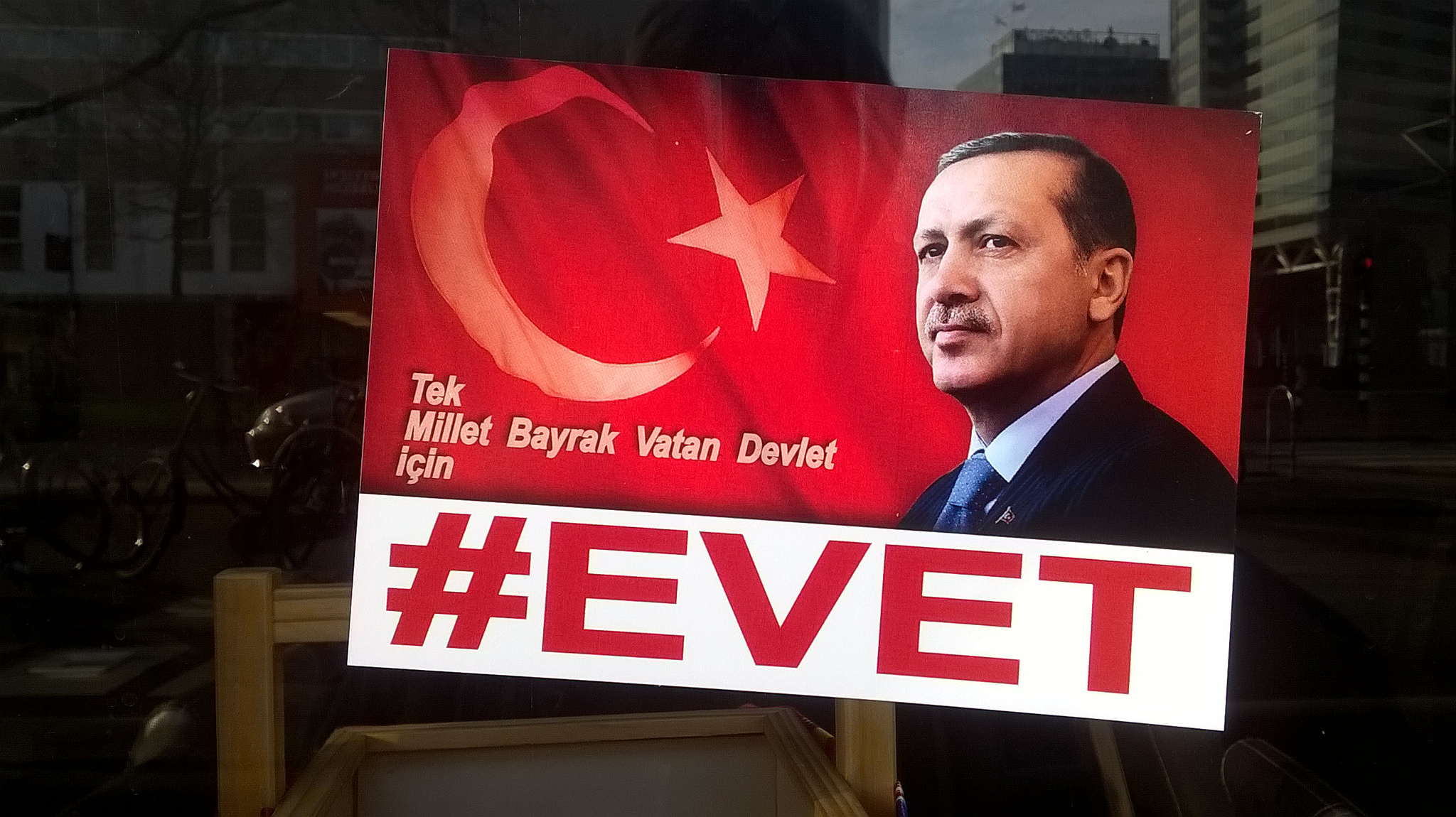Pro-Erdogan-poster in Rotterdam. Bron: Flickr / Erik de Haan