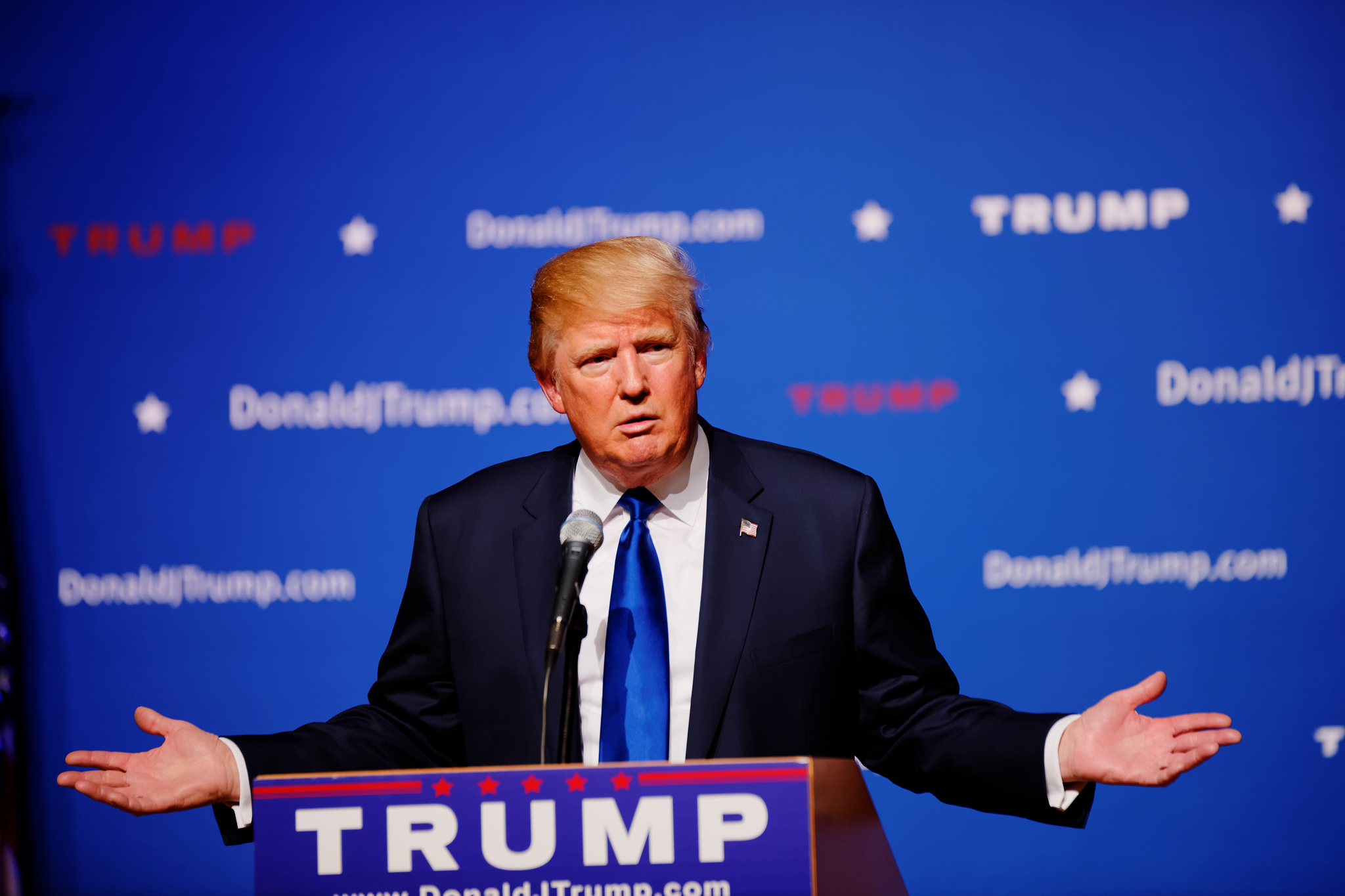 Trump herhaalde zijn verkiezingsretoriek ook na zijn aantreden. ‘America first’ zou betekenen dat het harde Amerikaanse eigenbelang boven alles zou gaan. Bron: Flickr / Michael Vadon