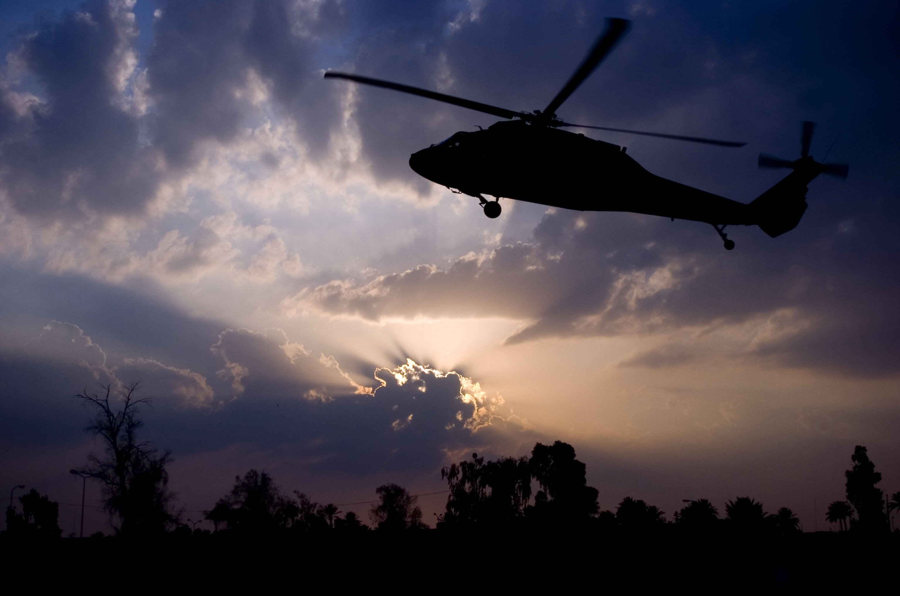 За 7 часов вертолет пролетел на 720. Вертолет. Военный вертолет в небе. Вертолет на закате. Вертолет летит.