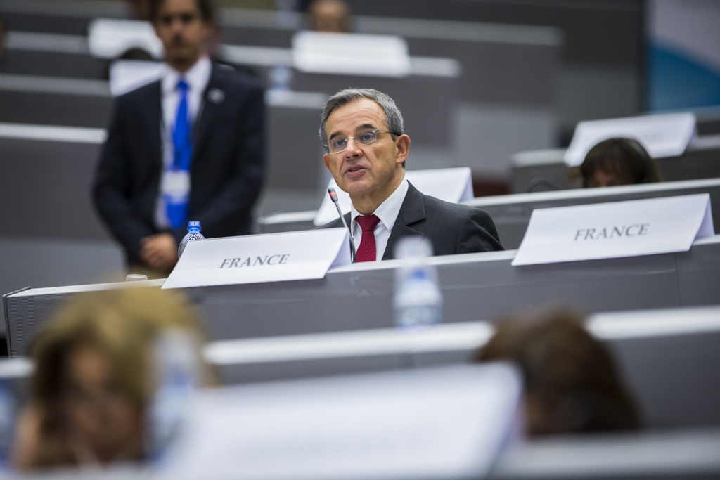 RN-politicus Thierry Mariani spreekt als speciaal gezant van de Organisatie voor Veiligheid en Samen-werking in Europa in Bern, Zwitserland, 4 oktober 2014. © OSCE Parliamentary Assembly via Flickr. 
