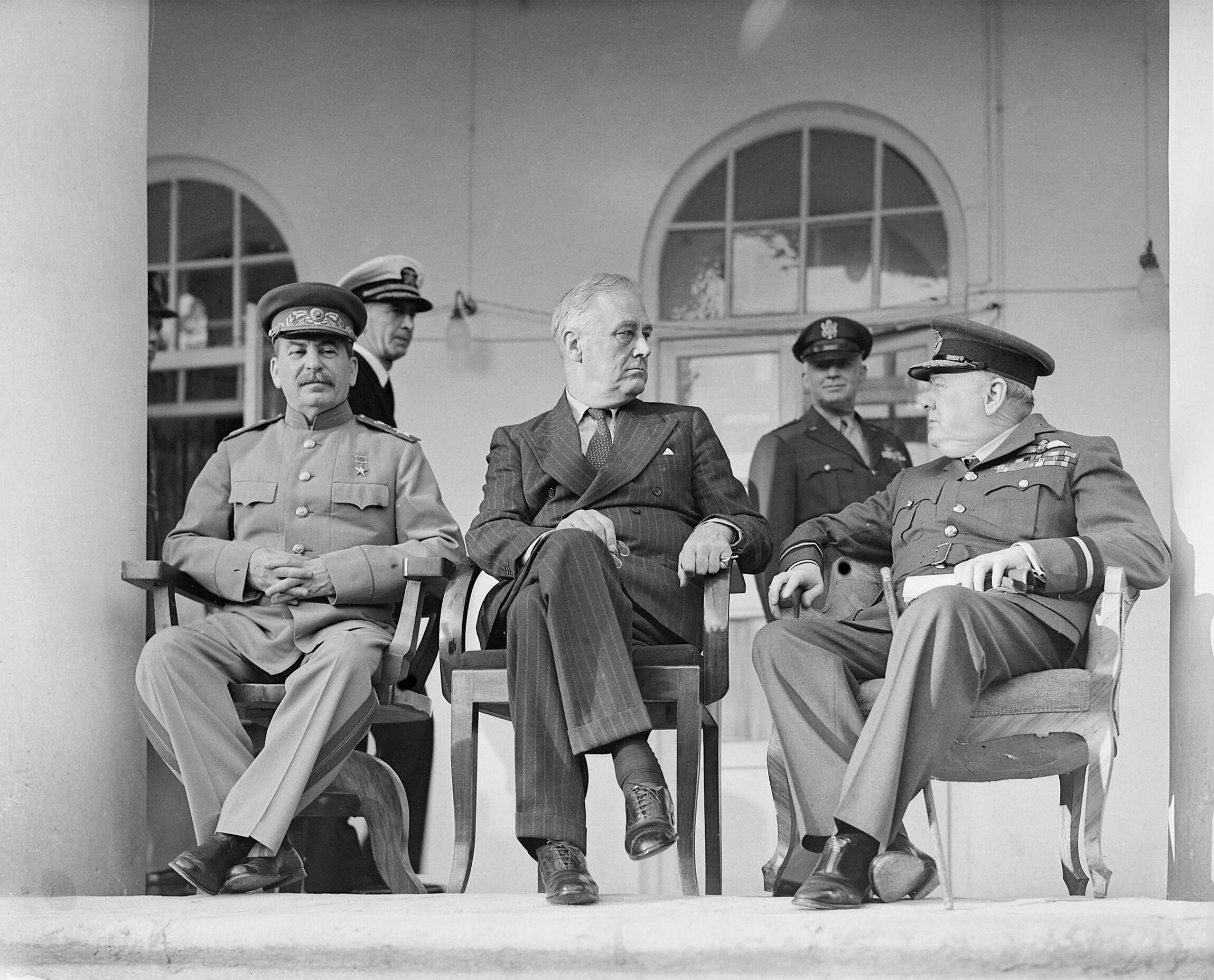 Joseph Stalin, Franklin D. Roosevelt en Winston Churchill op de veranda van de Sovjet-Legatie in Teheran, tijdens de eerste Conferentie van de Grote Drie, november 1943. © IMAGO/piemags via Reuters