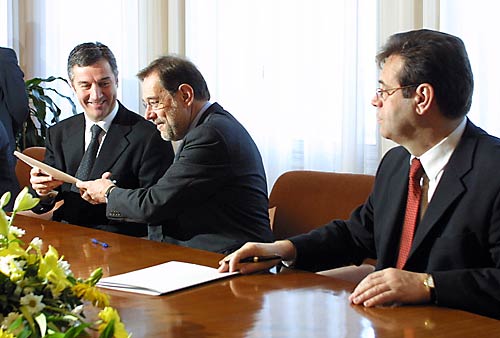 Đukanović hands the signed Belgrade Agreement of 2002 to UNSG Solana